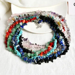 Collana di perle di cristallo in pietra naturale colorata irregolare, dettaglio gioielli.