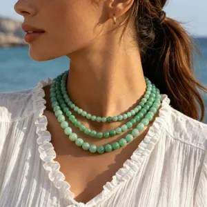 Primo piano dettagliato di una collana di perle di pietre preziose verdi multistrato.