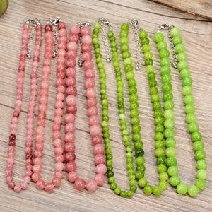 Dettaglio in primo piano di collane di perle in pietra naturale colorata in stile boho.