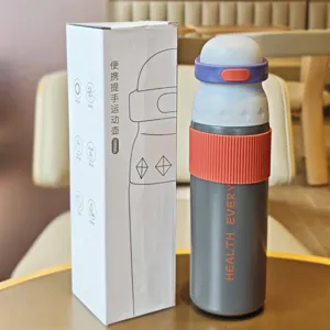 Borraccia sportiva portatile da 700ml con custodia in silicone antiscottatura, tappo a scatto.
