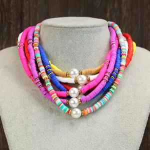 Gedetailleerd weergave van een kleurrijke polymeer klei kralen choker halsketting met parels en goud.