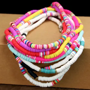 Gedetailleerd uitzicht op kleurrijke polymeer klei choker kettingen gelaagd trendy strand sieraden stijl