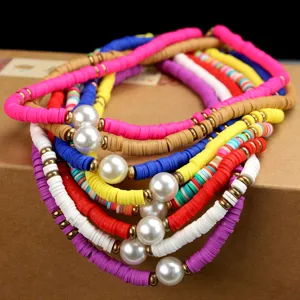 Gedetailleerde close-up van kleurrijke polymeerklei choker kettingen met elegante parels.