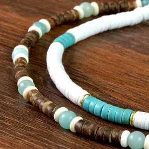 Dettaglio set collana da uomo boho in guscio di cocco e perline di argilla per spiaggia.