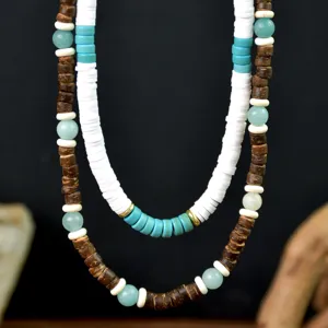 Set di collane di perle strato con guscio di cocco, dischi di argilla e perline turchesi.