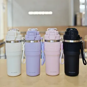 Detailansicht von vier bunten isolierten Vakuum-Wasserflaschen in weiß, lila, rosa und schwarz.