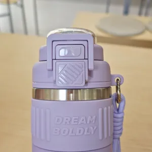 Nahaufnahme des violetten Edelstahl-Isolierflaschendeckels mit Sicherheitsverschluss und Detail.