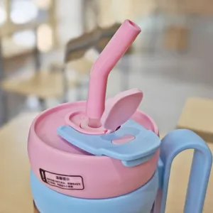 Nahaufnahme des rosa und blauen Kunststoff-Wasserflaschendeckels mit Strohhalm und Griff.