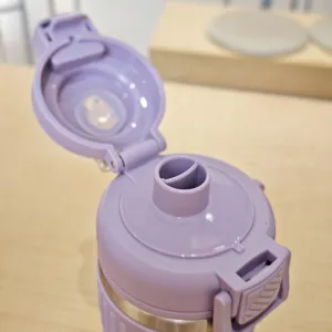Edelstahl Vakuum isolierte Wasserbecher Doppel Trinkdeckel Detail Nahaufnahme Design
