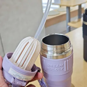 Detailansicht der Edelstahl Thermosflasche mit Strohhalm und praktischem Innenraum