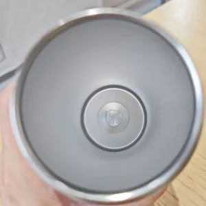 Edelstahl Thermosbecher Innenansicht Detail, hochwertige Vakuum Wasserflasche drinnen.
