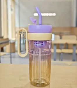 Detailansicht der großen Plastikflasche mit Strohhalm, Griff und praktischer Skala.