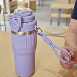 Nahaufnahme der violetten Isolierflasche mit Silikonhülle und praktischem Tragegurt.