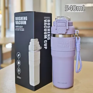 540ml edelstahl vakuum isolierte trinkflasche mit silikonhülle und tragegurt für unterwegs.