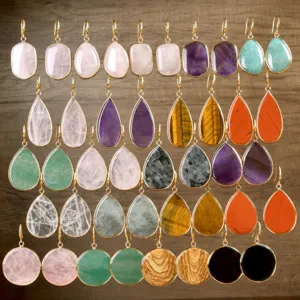 Colección de pendientes de piedra natural con formas geométricas y varios estilos.