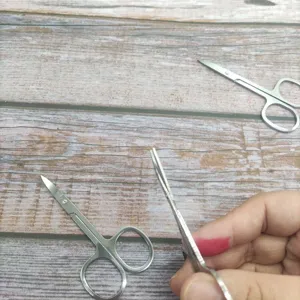 Ciseaux à sourcils en acier inoxydable, petits ciseaux de coupe courbés pour outils de beauté.