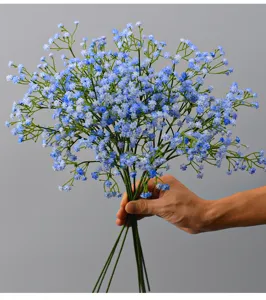 Vue rapprochée détaillée d'un bouquet de fleurs artificielles de gypsophile bleu.
