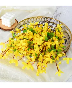 Vue détaillée de fleurs artificielles jaunes en soie de forsythia, idéale pour décoration intérieure.