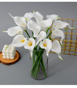 Mooie kunstmatige PU calla lelie bloemen boeket in glazen vaas voor thuisdecoratie.