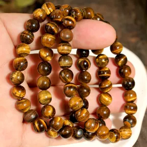 Detailansicht des Tigerauge Edelstein Perlenarmbands mit natürlicher Schimmerung und glatter Politur.