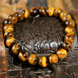 Tigerauge Perlen Armband Detailansicht, Naturstein elastisches Gebetsperlen Schmuckstück.