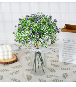 Kunstmatige zachte rubberen gipsruid bloemenboeket in glazen vaas voor huisbruiloftdecoratie.