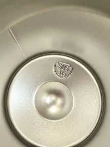 Gros plan macro sur le detail du materiau interieur en acier inoxydable 316 de qualite.