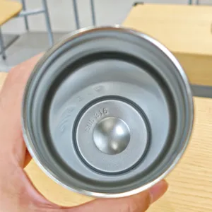 Detailierte Nahaufnahme des Inneren der Vakuum-Isolierkaffeebecher aus Edelstahl.