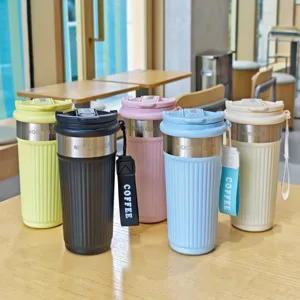 Tragbarer Edelstahl Vakuum Kaffebecher mit vertikalen Streifen und Trageriemen für den Alltag.