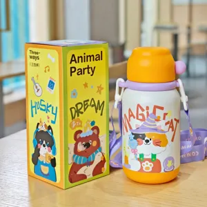 Detailansicht der süßen Cartoon Edelsstahl Kinder Trinkflasche mit Riemen und bunter Box.