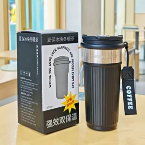 Tragbarer 600ml Edelstahl Vakuum isolierter Kaffeebecher mit vertikalen Streifen und Riemen.