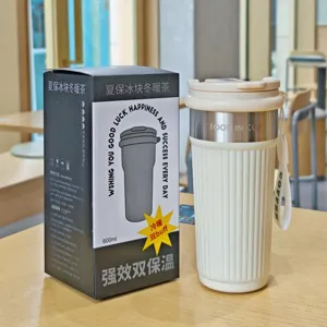 Detailansicht des tragbaren Edelstahl Vakuum isolierten Kaffebechers mit praktischem Deckel.