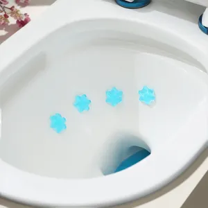Gel nettoyant cuvette toilettes fleur bleue gros plan vue detail salle de bain