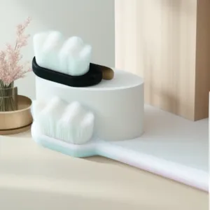 Detailansicht der superweichen Mikro-Nano-Zahnbürste mit wellenförmigem Bürstenkopf-Design.