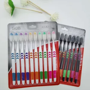 Gros plan de brosses à dents souples pour adultes en paquets de 10 avec des manches colorés.