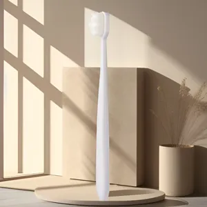 Detailaufnahme einer minimalistischen weissen Zahnbuerste im neutralen Studio-Setup.