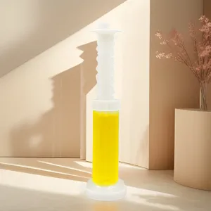 Vue de détail de l'applicateur de gel nettoyant pour toilettes dans un décor.