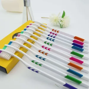 Lot de 10 brosses à dents à poils souples et manches colorés pour un nettoyage quotidien.