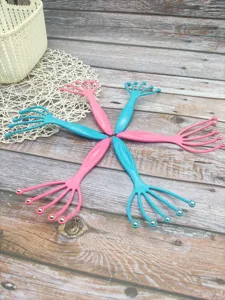 Fünfkrallen Kopfmassagegerät mit Metallkugeln, Kunststoff Skalp Entspannungswerkzeug rosa blau.