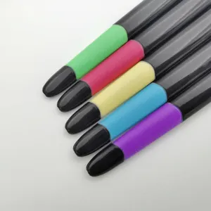 Gros plan de brosses à dents souples pour adultes avec poignées colorées pour les soins quotidiens.