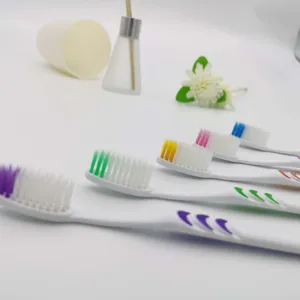 Vue détaillée de brosses à dents souples colorées pour adultes pour un nettoyage en profondeur.