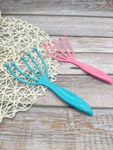 Detailansicht des 5-zinken Kopfmassagers mit Metallkugeln zur entspannten Kopfhautpflege.