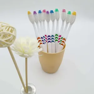Ensemble de brosses à dents à poils souples pack familial multicolore soin bucco-dentaire