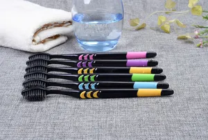 Set de brosses à dents souples au charbon de bambou pour adultes avec manches colorés.