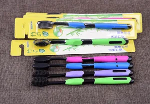 Vue détaillée de brosses à dents à poils souples au charbon de bambou et manches colorés.