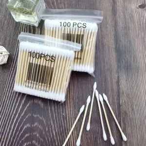 Nahaufnahme von Wattestäbchen mit Holzstäbchen, doppelseitig, 100 Stück pro Beutel für Make-up.