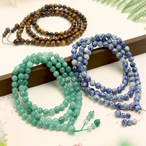 Gedetailleerd overzicht van multi-strand natuurstenen kralen lange kettingen style.