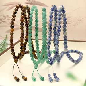 Natuurlijke edelsteen kralen lange ketting, tijgeroog en kristal edelsteen trui ketting detail.