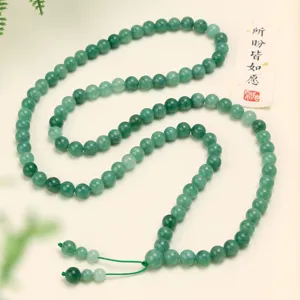 Gedetailleerd shot van een lange groene natuurstenen kralenketting, perfect truijuweel.