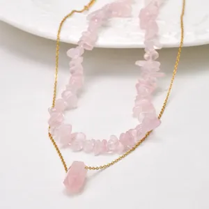 Schmuckkettchen mit rosa Quarzsplittern und goldenem Anhänger für Frauen im Alltag.